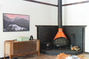 Stylish and Comfy MCM Getaway, Walk to Ski Resort Big Bear Lake